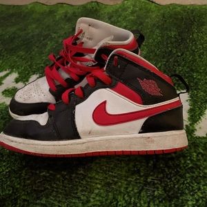 Jordan 1 mids “white black red” size 3y PRICE NEGOTIATABLE